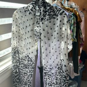 Back and white large scarf like new